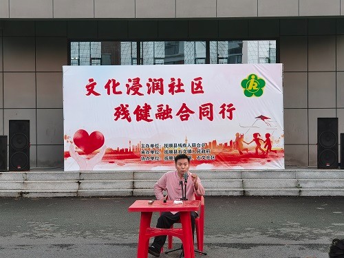 图为：残疾人郭宏鑫评书表演.jpg