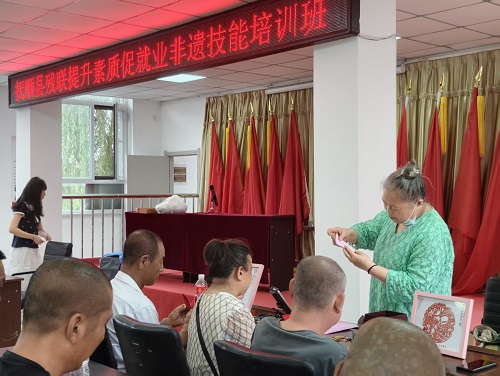 图为：非遗培训-剪纸.jpg