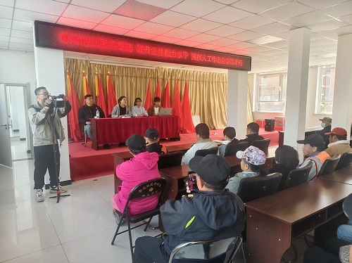图为：为残疾人工作者培训讲话.jpg